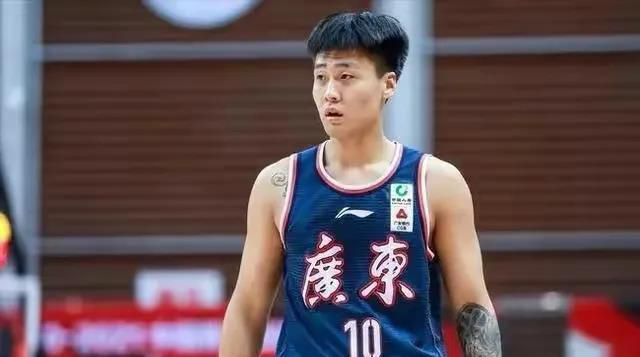 李文俊（龙泽 饰）是一个名不见经传的小脚色，留连于欢场夜店当中，对夜店女神利娅（张小格 饰）一见钟情。挡在李文俊眼前的，不但仅只有他和利娅之间身份和地位的差别，还有夜店里条条框框的各类潜法则，但是，李文俊并没有悲观丧气，而是从利娅身旁的好姐妹们处下手，获得了她们的信赖和撑持，而且终究成了夜店里的情歌王子。李文俊总算获得了接近利娅的机遇，没想到却屡屡遭到田少（田青 饰）和小俊哥（马龙飞 饰）等人的阻止，与此同时，利娅将要分开北京，前去广州。李文俊和同窗张小宁（张宁 饰）一路尾随厥后，起头了最后的强烈攻势。